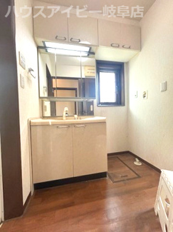 【独立洗面台】 | 大垣市鶴見町！一条工務店施工の中古住宅築20年！お車並列2台可能！折板ガレージ付き！ | 大垣市鶴見町！一条工務店施工の中古住宅築20年！お車並列2台可能！折板ガレージ付き！