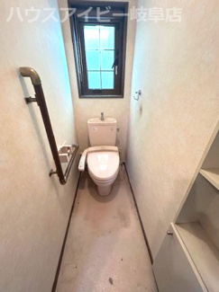 【トイレ】 | 大垣市鶴見町！一条工務店施工の中古住宅築20年！お車並列2台可能！折板ガレージ付き！ | 大垣市鶴見町！一条工務店施工の中古住宅築20年！お車並列2台可能！折板ガレージ付き！