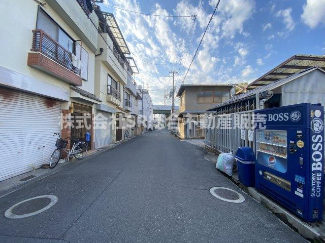 横沼町2丁目中古戸建の前面道路含む現地写真|オーナーチェンジ物件や不動産投資物件をお探しなら、東大阪市全域に強い当社までご連絡ください。