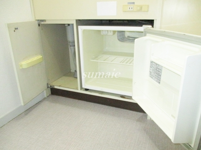 サンエール十条のキッチン|キッチン下の収納とミニ冷蔵庫です☆
