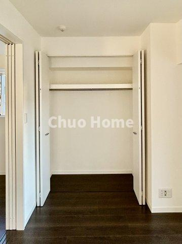 ステージファースト根岸の収納|居室にはクローゼットを完備し、自由度の高い家具の配置が叶うシンプルな空間です。お子様の成長と必要になる子供部屋を与えるにはぴったりの間取りですね。