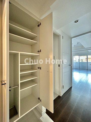 ステージファースト根岸の玄関|【玄関】玄関には大型のシューズクローゼットを設置しておりますのでいつでもスッキリりとした空間を保てます。玄関周りを清潔に使うのはとても大事なことですよね。