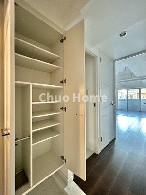 【玄関】 | ステージファースト根岸 | 【玄関】玄関には大型のシューズクローゼットを設置しておりますのでいつでもスッキリりとした空間を保てます。玄関周りを清潔に使うのはとても大事なことですよね。