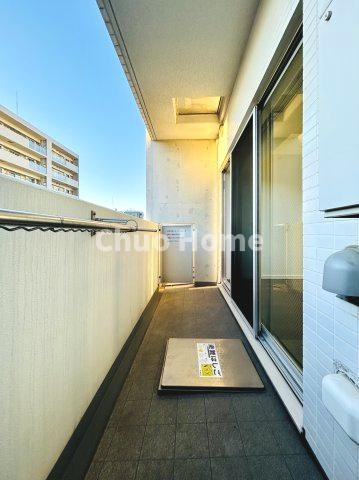 ステージファースト根岸のバルコニー|【バルコニー】幅もあって、奥行きもあるゆとりのバルコニー。洗濯物を干したり乾かしたりだけでなく、ただ出てみるだけでも気持ちいいですよ。