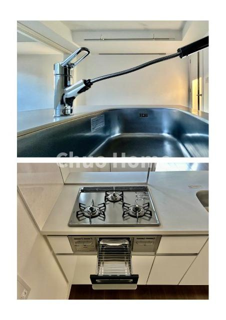 ステージファースト根岸のキッチン|【キッチン水栓】キッチン水栓はシャワーヘッドが伸びますのでシンクの隅々まで届きます。【三ツ口コンロ】奥様に好評な三ツ口コンロと魚焼きグリルです。