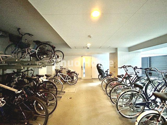 ステージファースト根岸の駐輪場|【自転車置き場（オートロック）】最新の空き状況や費用などの詳細は担当スタッフまでお問い合わせください。