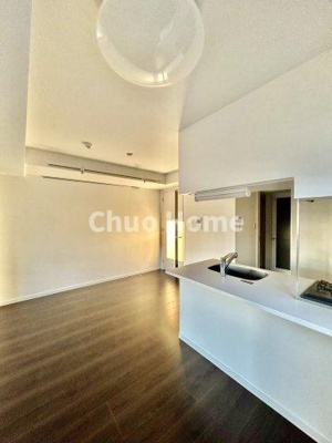 【キッチン】 | ステージファースト根岸 | 視界に広がりを生むオープンなキッチン。料理や片付けをしながら、家族との会話を楽しんだり、リビングで遊ぶ子どもを見守れます。ご見学時には家具の配置などもイメージしながらぜひご覧になって見て下さい。