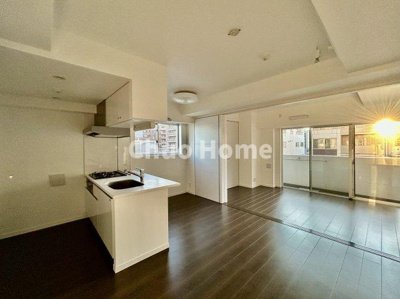 【ダイニング】 | ステージファースト根岸 | 【ダイニング】忙しい朝でも、しっかり家族が揃って食事をして頂けるゆとりある大きさのダイニングスペース。奥様が作る手料理をカウンター越しに受けとって頂き、テーブルで囲む素敵な時間を存分に愉しんで下さい。