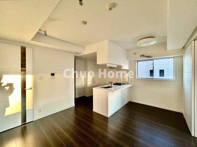 ステージファースト根岸の居間・リビング|【リビングダイニング】一日の中で多くの時間を過すことになるリビングダイニングだからこそ、いつも穏やかな空間であることが必然。爽やかな通風と採光を存分に感じる事が出来る空間です。