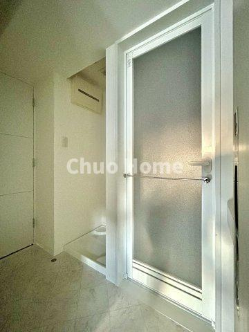 ステージファースト根岸の脱衣所|【洗面所】明るい洗面所は朝をすっきりさせてくれる空間です。バタバタしている忙しい朝でも収納が多い洗面台では短い時間で効率良く支度ができます。