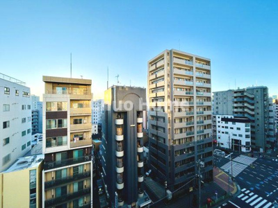 【展望】 | ステージファースト根岸 | 手を伸ばせば、ふれることが出来そうな環境が、そのままインテリアになったような印象です。その豊かな眺望にふさわしい空間には、通風・採光にも優れ、心地よい光と風があふれています