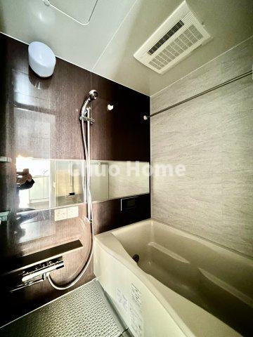 ステージファースト根岸の浴室|【バスルーム】暖房換気乾燥機付きシステムバスルーム。暖房・冷風・換気・乾燥など、毎日を快適に過ごせるうれしい機能が揃っています。雨の日の洗濯物も安心です。