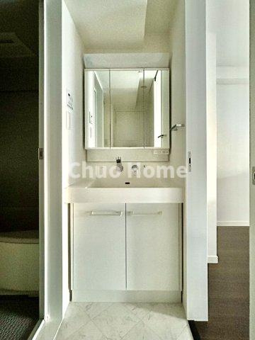 ステージファースト根岸の独立洗面台|【洗面化粧台】洗面化粧台には三面鏡を採用。身だしなみを整えやすい事はもちろんですが、鏡の後ろに収納スペースを設ける事により、散らかりやすい洗面スペースをすっきりさせる事が出来るのも嬉しいですね