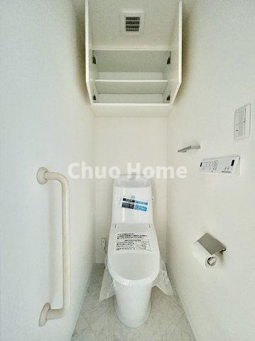 ステージファースト根岸のトイレ|【トイレ】 収納スペースをしっかりと確保した温水洗浄便座機能付きトイレ。温水洗浄便座は清潔にお使いいただくための大切なアイテムです。