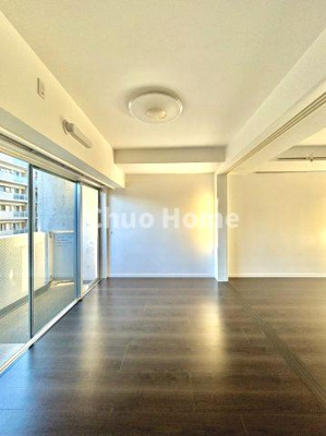 【洋室】 | ステージファースト根岸 | 【洋室】快適に過ごす条件は、一人ひとり違います。だからこそ飾り過ぎないシンプルな内装と偏り過ぎないデザインで統一しております。居住していく中でオーナー様だけの【マイホーム】に創り上げて下さい