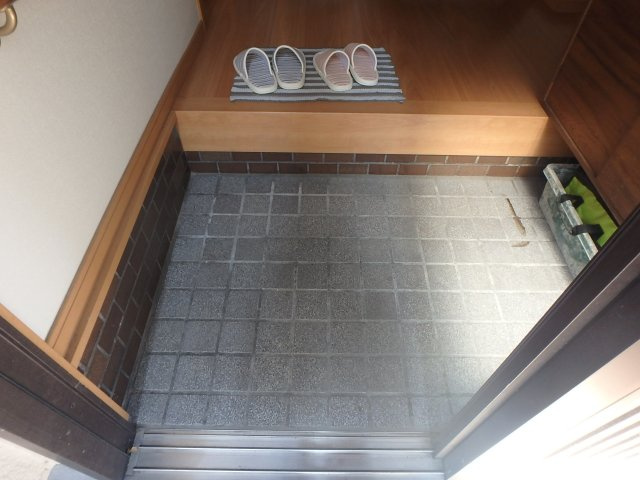 西堤2丁目貸家の玄関