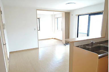 プレジール77の内装|明るい室内です