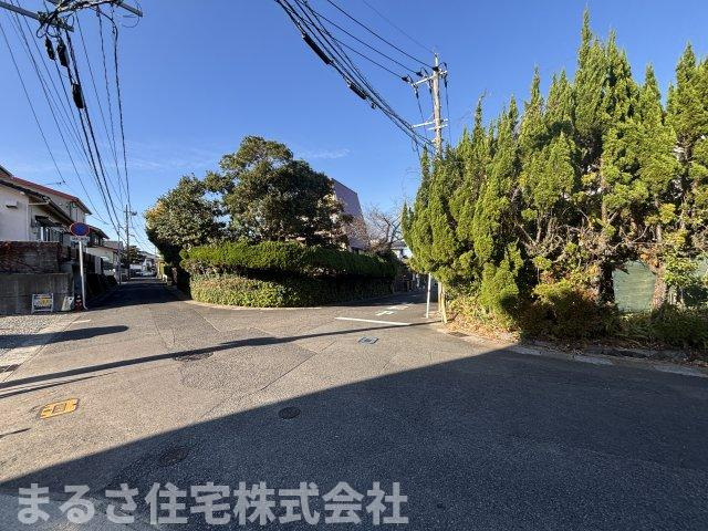 桜ヶ丘町　モデルハウスの前面道路含む現地写真