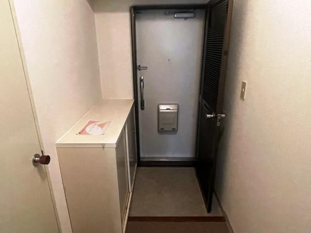 寝屋川東ファミリータウン西四番館の玄関