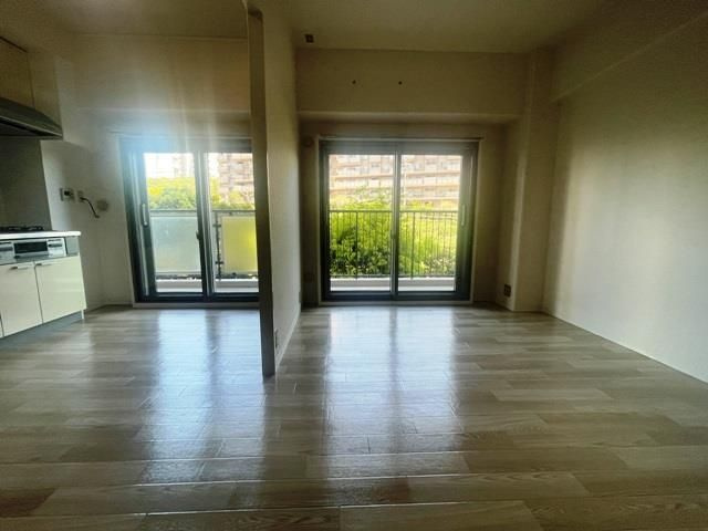 寝屋川東ファミリータウン西四番館の居間・リビング