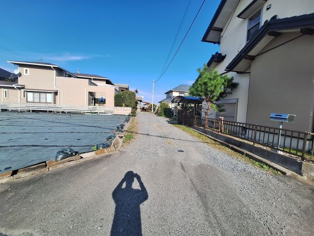 藤岡市上戸塚売土地の前面道路含む現地写真