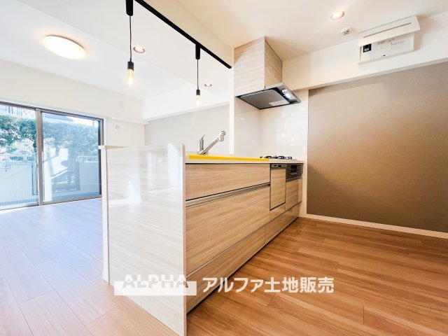 アイディーコート府中のキッチン|【Open Kitchen】
◆オープンキッチン◆キッチン上部の吊り戸棚を設置せず開放感あふれた、家族との対話が楽しめるオープン・キッチンを採用。家族との会話が楽しみになりますね。