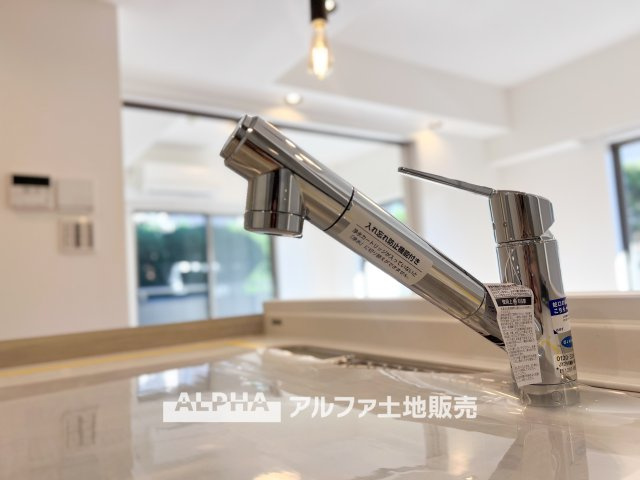 アイディーコート府中のキッチン|【Water cleaner】
◆浄水器◆蛇口から流れ出すお水はクリーンでいつも楽しめます。また浄水器内臓シャワー混合栓なので場所取らずのスッキリとしたスタイルです。
