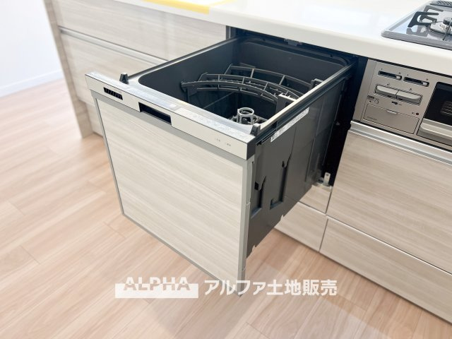 アイディーコート府中のキッチン|【Food washing machine】
◆食洗機◆家事の時間を短縮し、お子様との大切な時間をもっと楽しく。手荒れも防げて節水効果も高い、忙しい毎日に嬉しい人気の設備です。