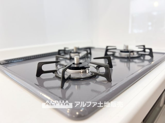 アイディーコート府中のキッチン|【Gas range】
◆ガスレンジ◆ホーローレンジは丈夫で汚れにくく、お料理の後もさっと拭くだけで清潔。毎日の家事をラクにし、ご家族の笑顔を支える嬉しい設備です。