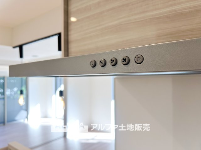 アイディーコート府中のキッチン|【Low-Profile Range Hood】
◆スリムレンジフード◆静かに心地よく空気を整えるリファインド設計。油汚れも付きにくく、お手入れも簡単。清潔で美しいキッチン空間を保ちます。