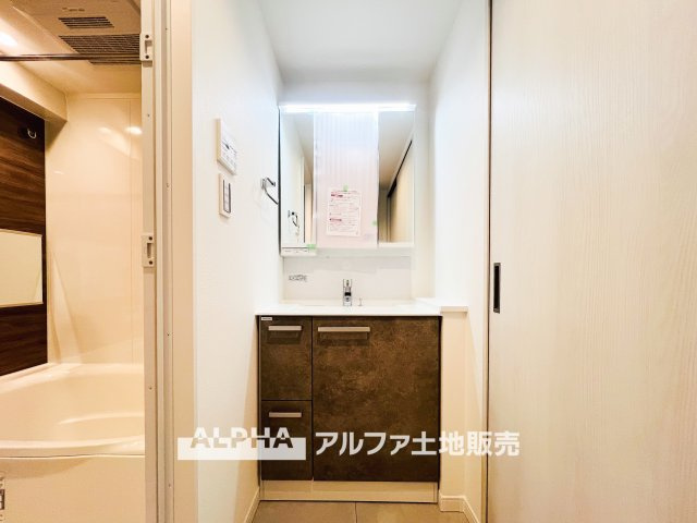 アイディーコート府中の独立洗面台|【Vanity with Three Mirrors】
◆三面鏡洗面化粧台◆身支度で使う歯ブラシや化粧品などの小物も鏡裏にすっきり収納。生活感を抑えて朝のひとときも快適に過ごせスタイリッシュな空間に。