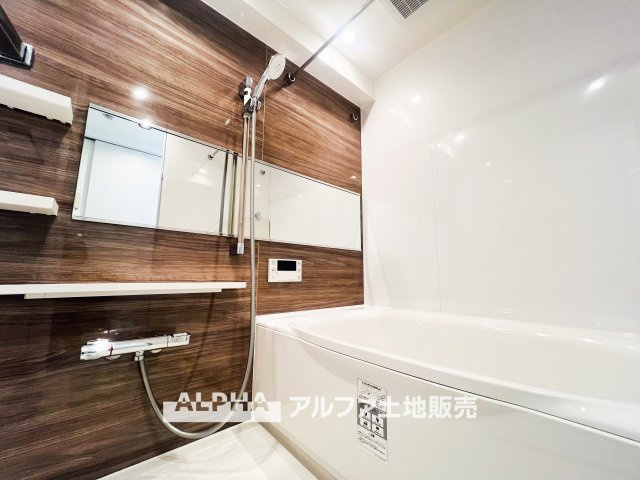 アイディーコート府中の浴室|【Bathroom】
◆浴室換気乾燥機付きUB◆雨に日でも洗濯物が乾かせ、同時に室内を乾燥させる為、カビ、汚れの発生を抑えます。暖房機機能があり冬場は入浴前に暖め可能でとても重宝します。