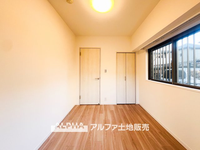 アイディーコート府中の洋室|【closet】
◆クロゼット◆各居室のクロゼットは大好きな服、大事なバッグやアクセサリー、そして大切な思い出の品々。そんなものを傍らにそっと置いておきたい場所です。