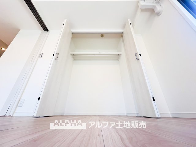 アイディーコート府中の収納|【Family closet】
◆ファミリー・クロゼット◆多数ある収納のひとつ。このクロゼットは家族共有の場所。色々なモノ、本や季節物、掃除用具などしまう物を選びません。