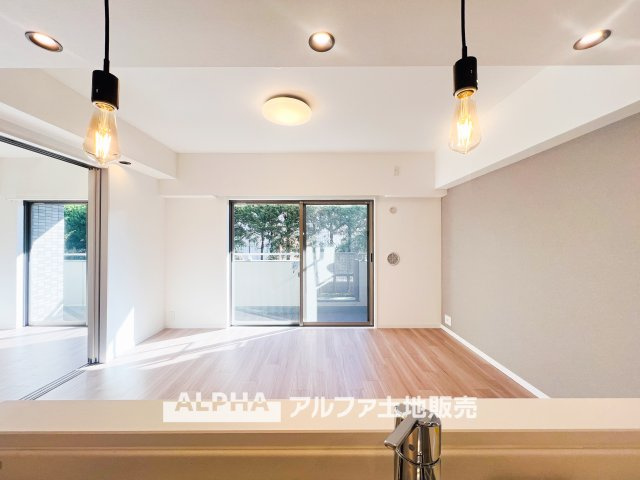 アイディーコート府中の居間・リビング|【The situation】
◆シチュエーション◆リビングルームのドアを開くと、窓から飛び込むのは緑と光の風光明媚な景色。僕の目に映るは、ここで家族と会話をワイワイガヤガヤ楽しんでいる様子。