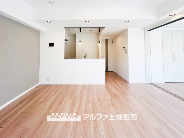 アイディーコート府中の居間・リビング|【Ecocarat】
◆エコカラット◆空気と暮らしをつくる壁材は快適な湿度に保とうとする調湿機能を持ち、気になるにおいや有害な物質も低減します。デザインも豊富なので、空間コーディネートも自由自在です。