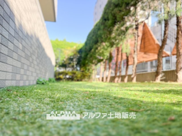 アイディーコート府中の庭|【Garden with Artificial Grass】
◆人工芝のお庭◆いつでも美しい緑が広がる人工芝の庭。お手入れいらずで清潔感があり、家族が心地よく過ごせる憩いのプライベート空間です。