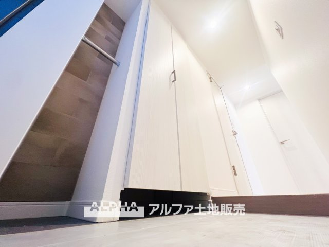 アイディーコート府中の玄関|【Ascent frame】
◆上り框◆ナチュラルオーク調の上り框が柔らかく出迎えてくれる。帰り際に靴を脱ぎ足をすっと出すと労せず廊下に足が吸い寄せられる柔らかく魅力あるカラーです。