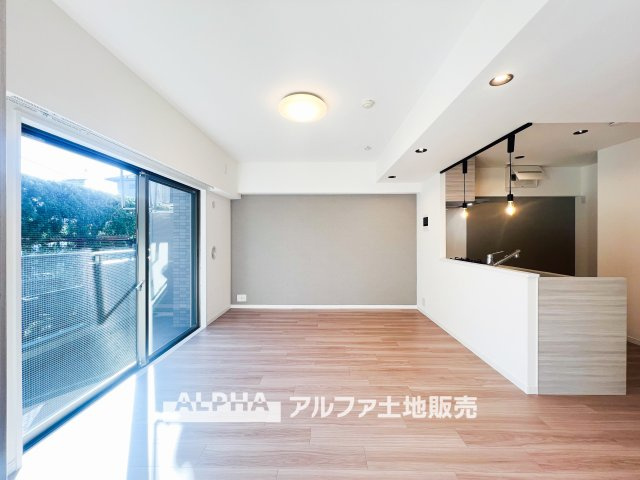 アイディーコート府中の居間・リビング|【Living room】
◆時を忘れる場所◆ここにはみんなが集い、食事と楽しい会話が始まる。話に夢中になりすぎて、ついつい時を忘れ夜半過ぎになってしまう。そんな束の間の幸せを感じさせてくれる場所。