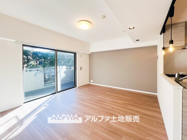 アイディーコート府中の居間・リビング|【Comfortable living】
◆居心地のいい暮らし◆には欠かせない眩い採光。ゆったりとした幅の窓からこの空間に降り注ぐ採光が絶えない。明るいリビングこそ居心地のいい暮らしが待っていると思う