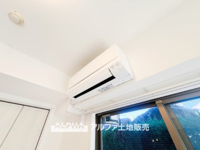 アイディーコート府中の居間・リビング|【Air Conditioner】
◆エアコン◆昨今では付いているのが当たり前の家電製品。当初より備え付けがあると初期投資も抑えられ快適にお過ごしいただけます。