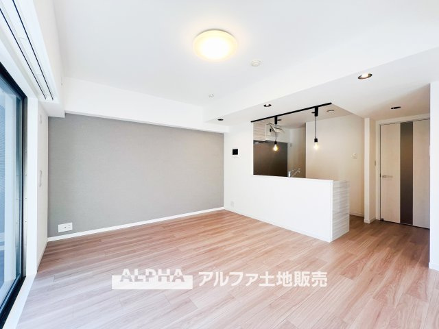 アイディーコート府中の居間・リビング|【Space of cure】
◆癒しの空間◆ダウンライトに反射するグラスを眺めながらワインを注ぐ。トクトクと心地いい音をさせならが、フランスの古城を思わせる薫りがたちこめ、とても幸せな時を過ごせる。