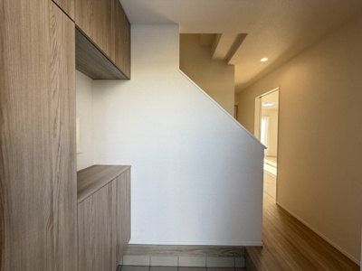 【玄関】 | うるま市赤野（全3棟）B号棟 | B号棟　十分な収納付き玄関♪