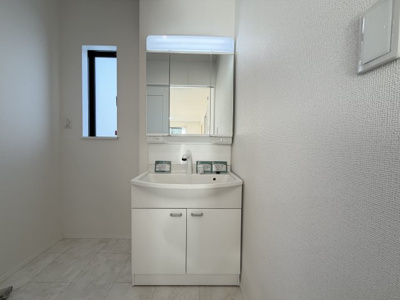 【独立洗面台】 | うるま市赤野（全3棟）B号棟 | B号棟　三面鏡付き洗髪洗面化粧台♪