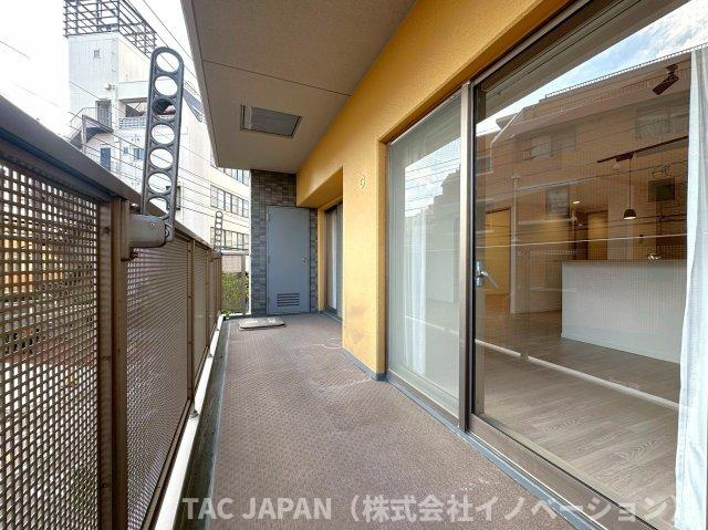 ジェイパーク北千住モナクレイスのバルコニー|広々としたLDK（約１９．１帖）に面する開放的なワイドバルコニー。眺めも良く不思議と空が近く感じられます。
お問合せ当日のご見学も可能です。 
Tel:03-5918-8689