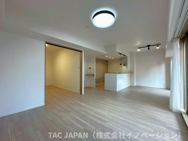 ジェイパーク北千住モナクレイスの居間・リビング|日差しがふんだんに注ぐ開放的なリビング！水回りの設備機器をはじめ、床や壁・天井やコンセントやスイッチ類まで全て新品交換するフルリフォームを行っています。
ぜひお気軽に見にいらしてください。