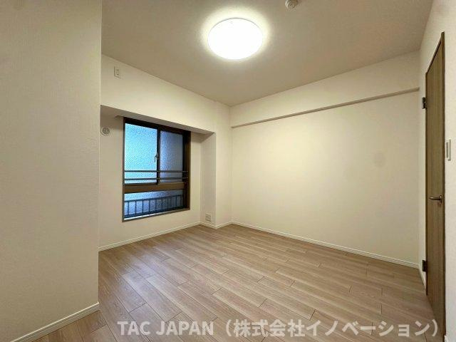 ジェイパーク北千住モナクレイスの洋室|ウォークインクローゼットを備える主寝室（約６．７帖）。キングサイズのベッドを置いても余裕が感じられます。