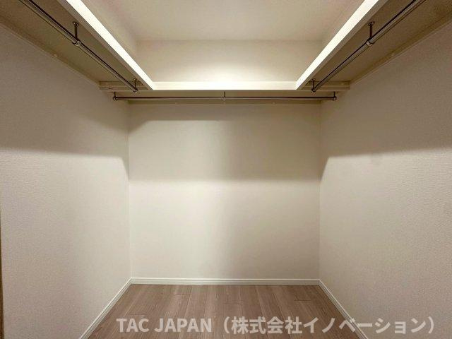 ジェイパーク北千住モナクレイスの収納|主寝室（約６．７帖）には荷物をマルっと収納できるウォークインクローゼットを完備。