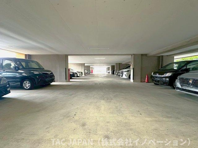 ジェイパーク北千住モナクレイスの駐車場|月額21000円～25000円/台にてお使いいただける敷地内の駐車場