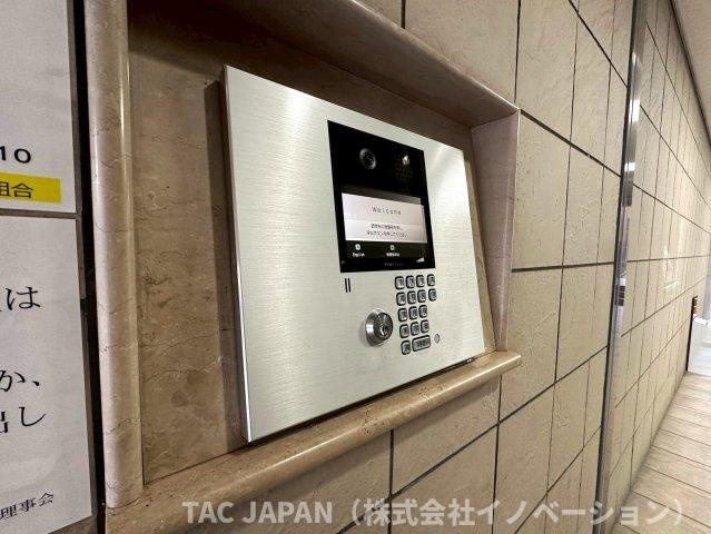 ジェイパーク北千住モナクレイスのエントランス|優しい管理人さんの対応や清潔感あるエントランスから管理状態の良さが伺えます。安心のオートロック×防犯カメラ、便利な宅配ボックスを完備しています。